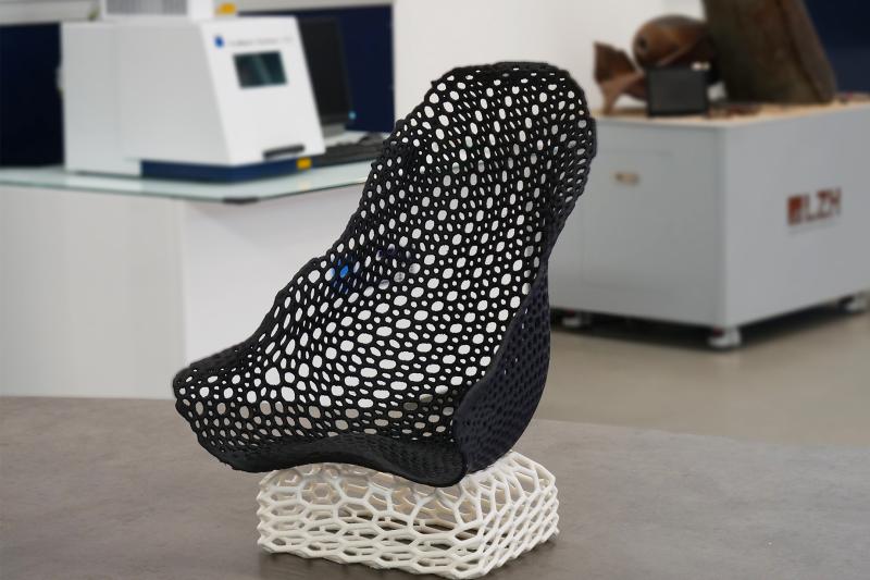 Ein schwarzer 3D-gedruckter Sitz mit Mesh-Design