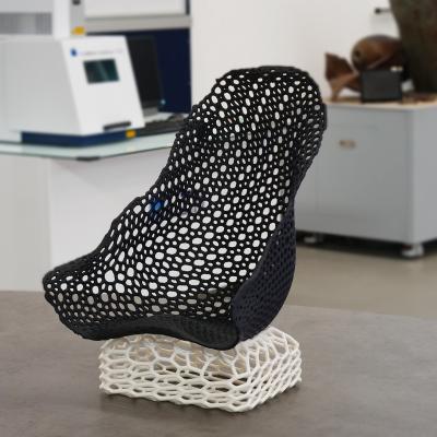 Ein schwarzer 3D-gedruckter Sitz mit Mesh-Design