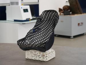 Ein schwarzer 3D-gedruckter Sitz mit Mesh-Design